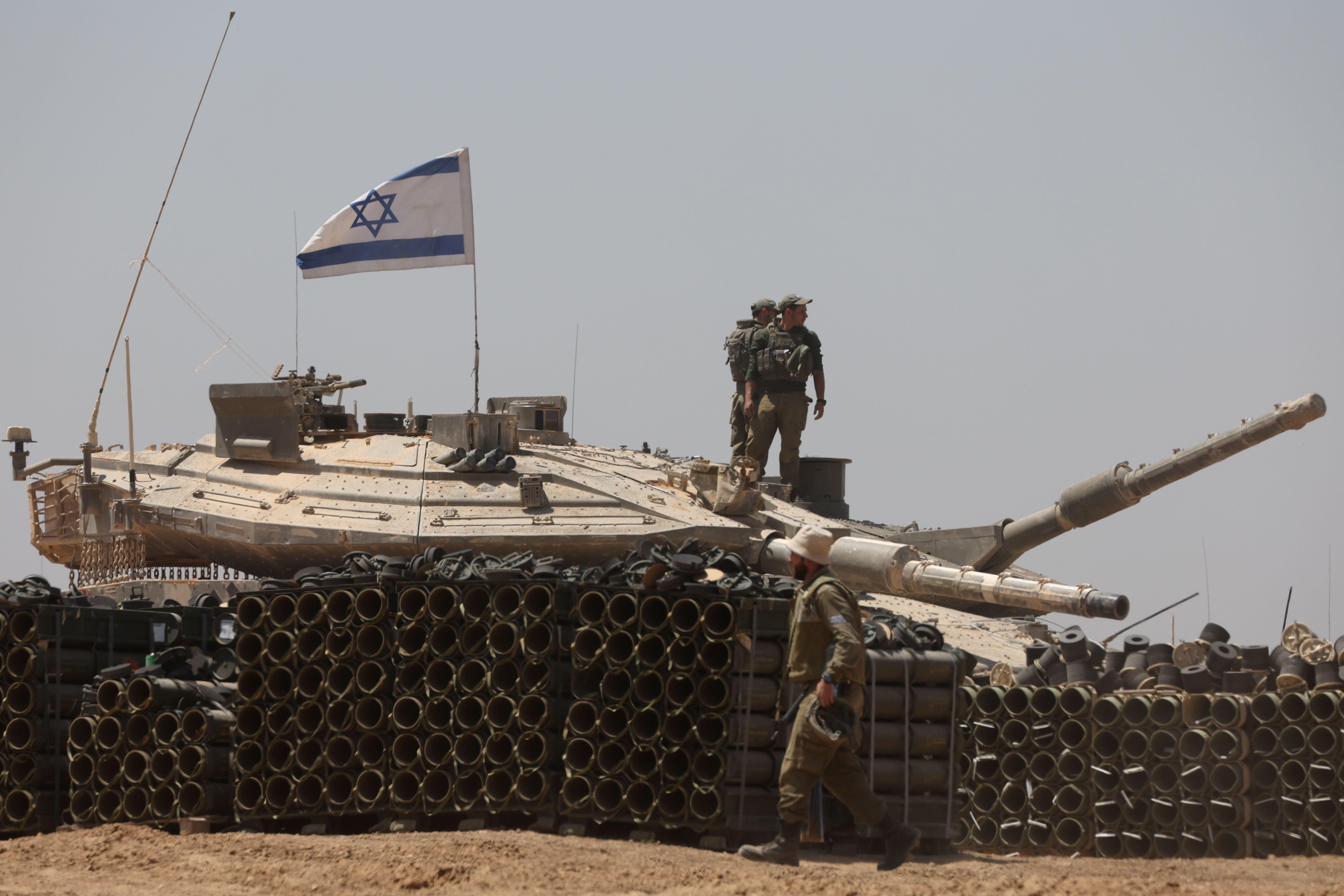 Tanque con la bandera de Israel cerca de la Franja de Gaza.