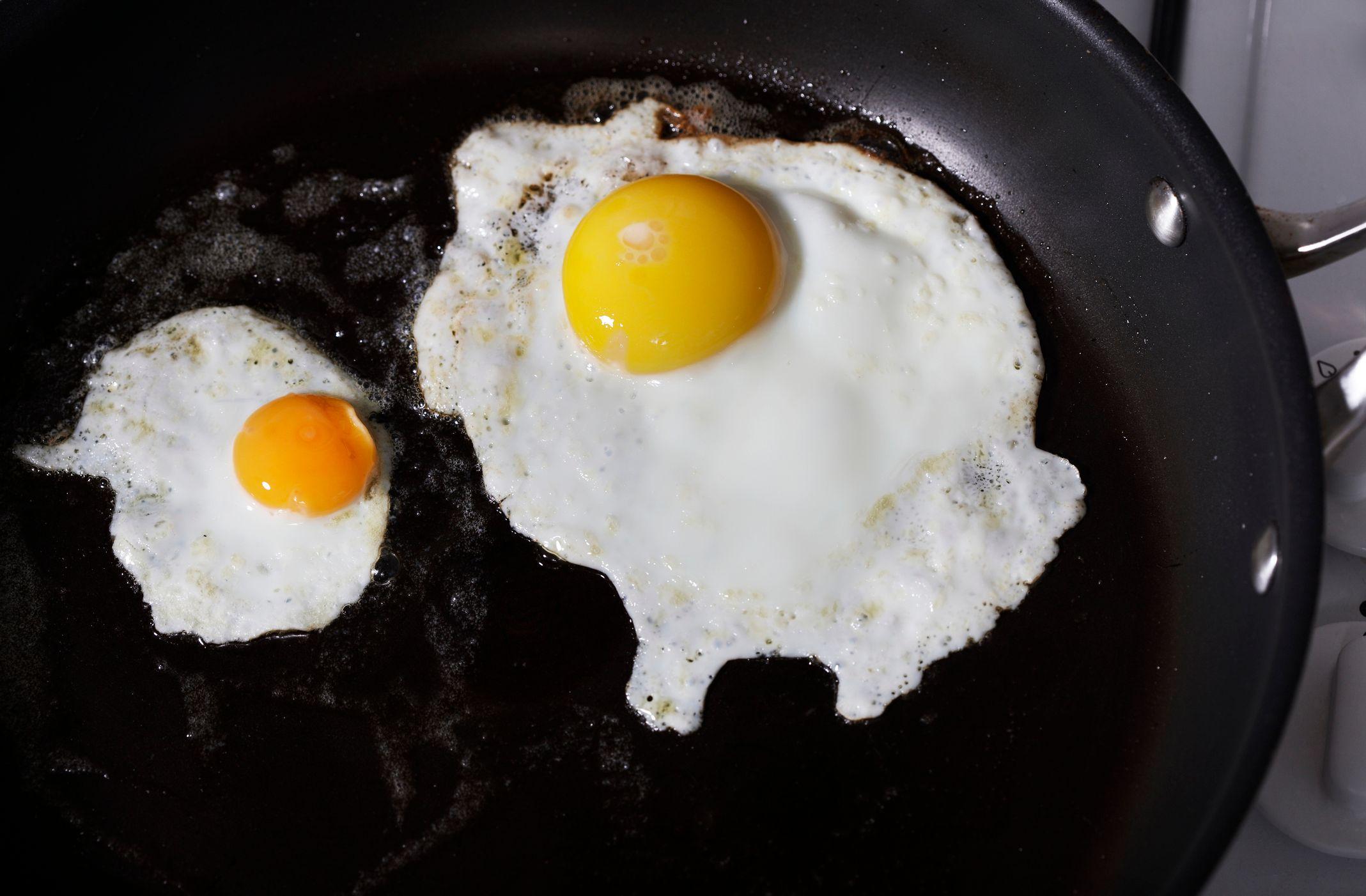 Imagem de dois ovos fritos em uma frigideira