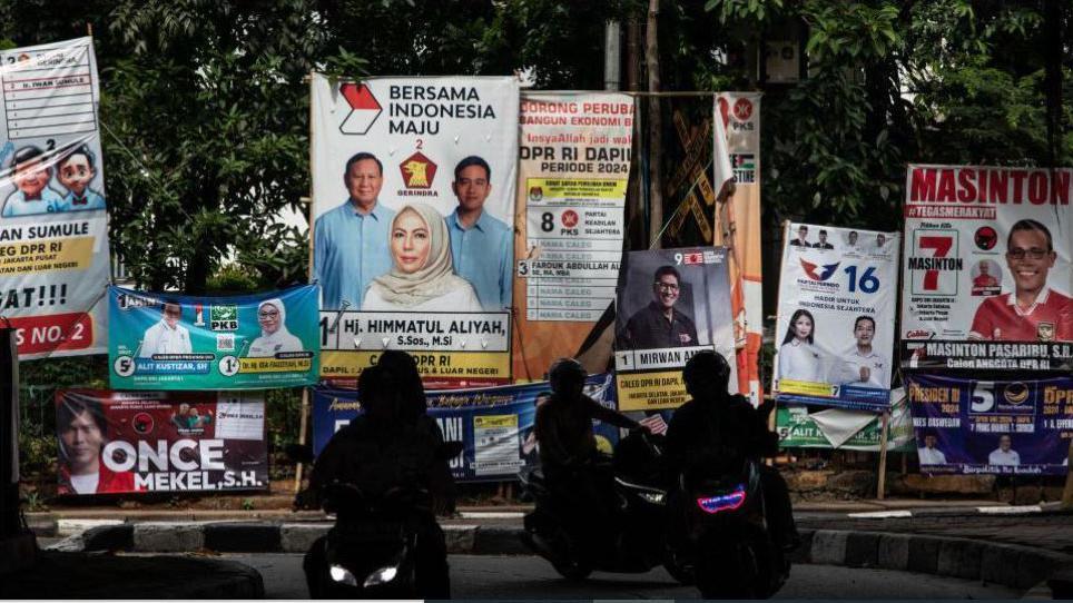الملصقات الدعائية تغطي الشوارع في جاكرتا قبيل الانتخابات