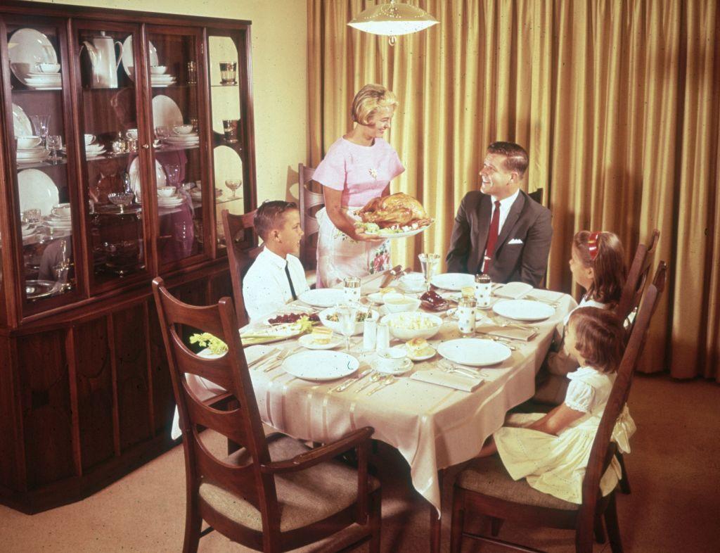 Familia estadounidense en la cena de Acción de Gracias en la década de 1960.