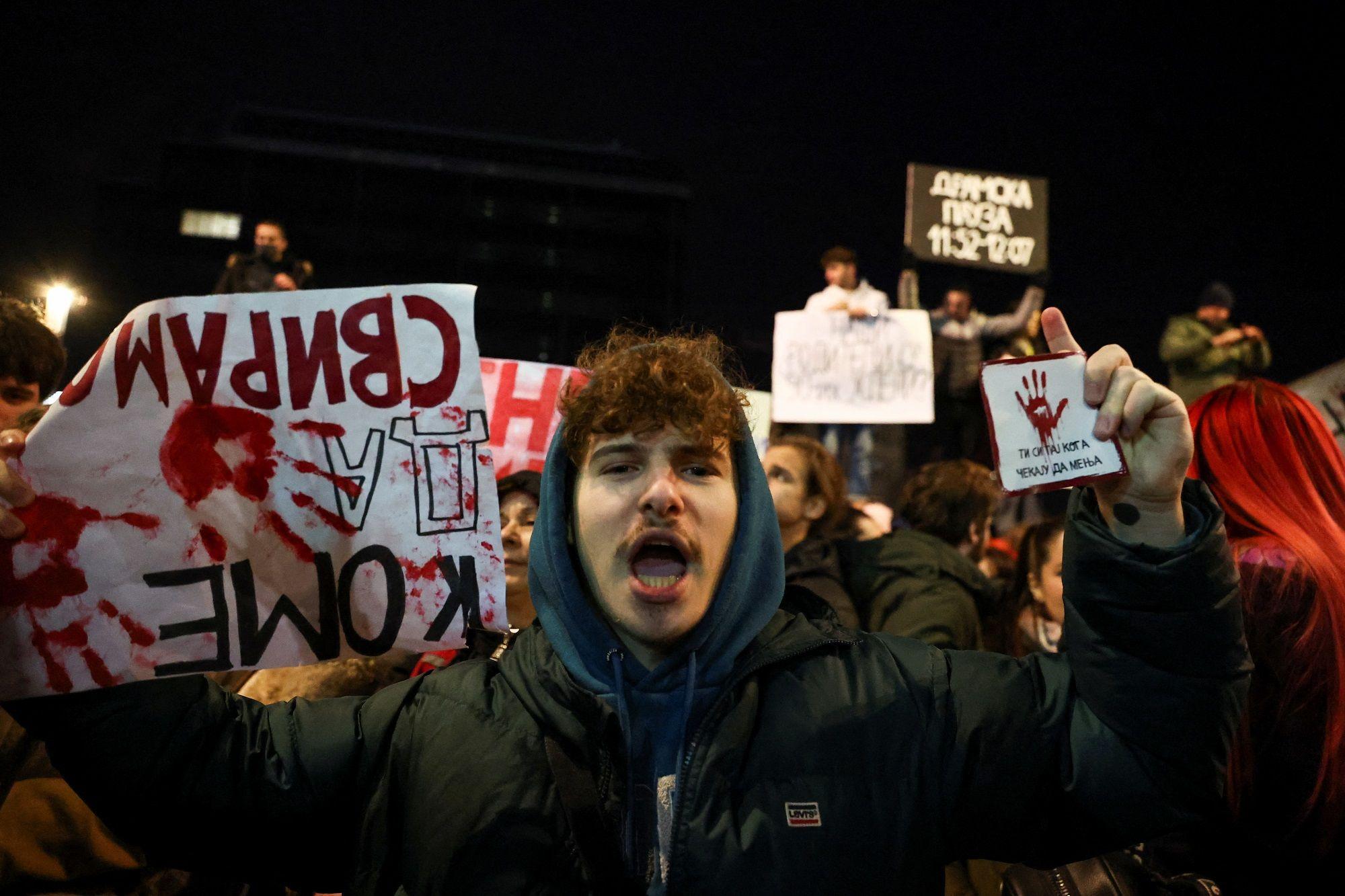 Demonstrant viče u kameru u jakni i kapuljači