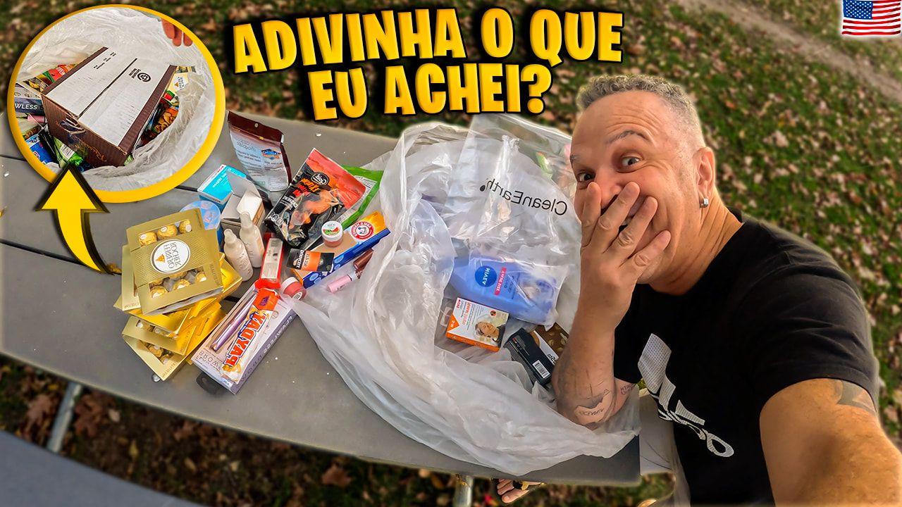 Homem branco mostra o que encontrou numa lixeira. há chocolates e cremes na mesa