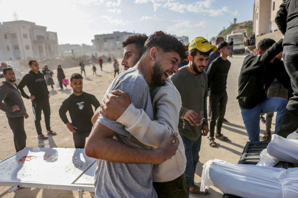 Dos hombres llorando por un ser querido muerto