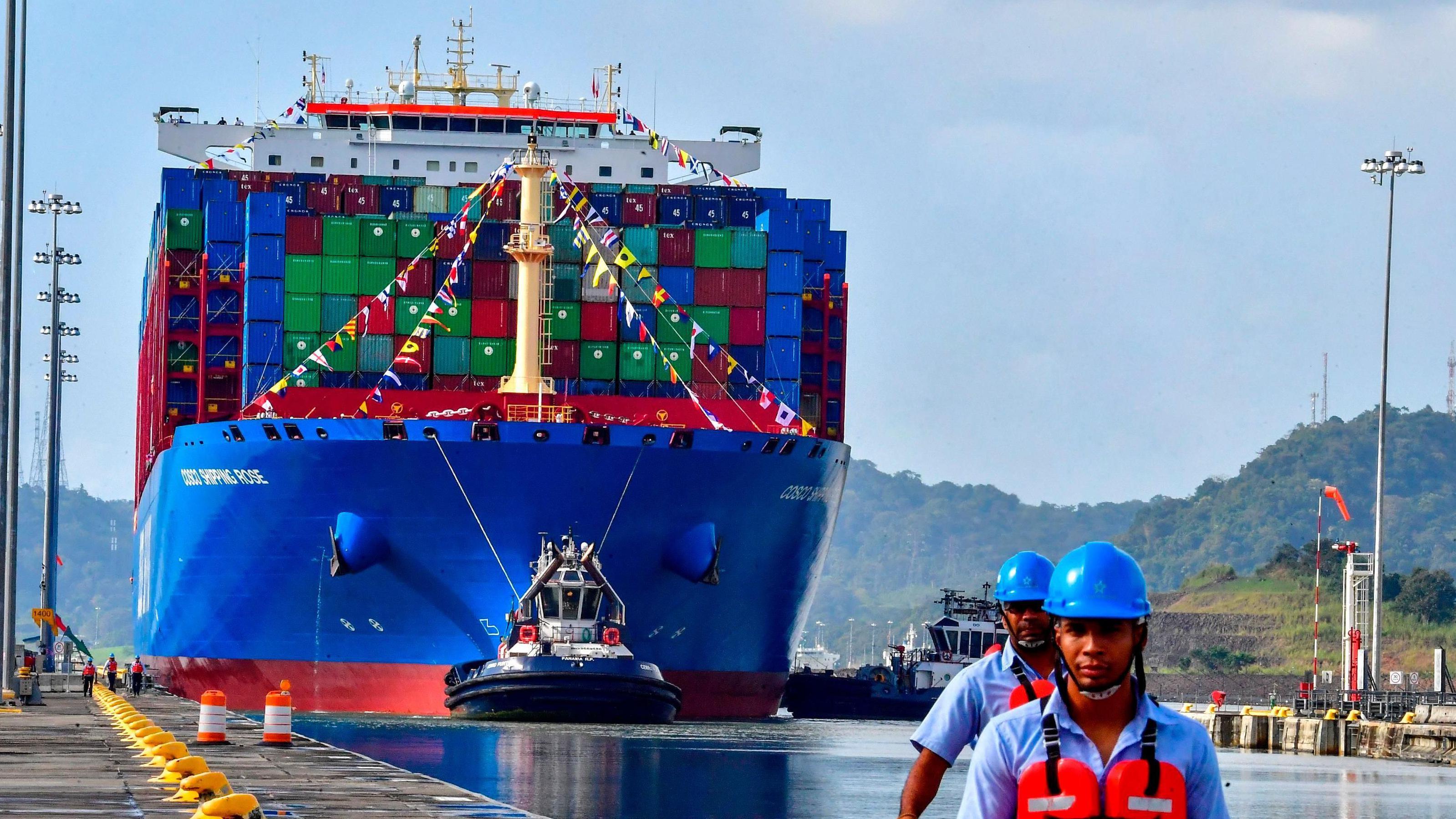 Navio chinês navega nas eclusas de Cocolí, no Canal do Panamá