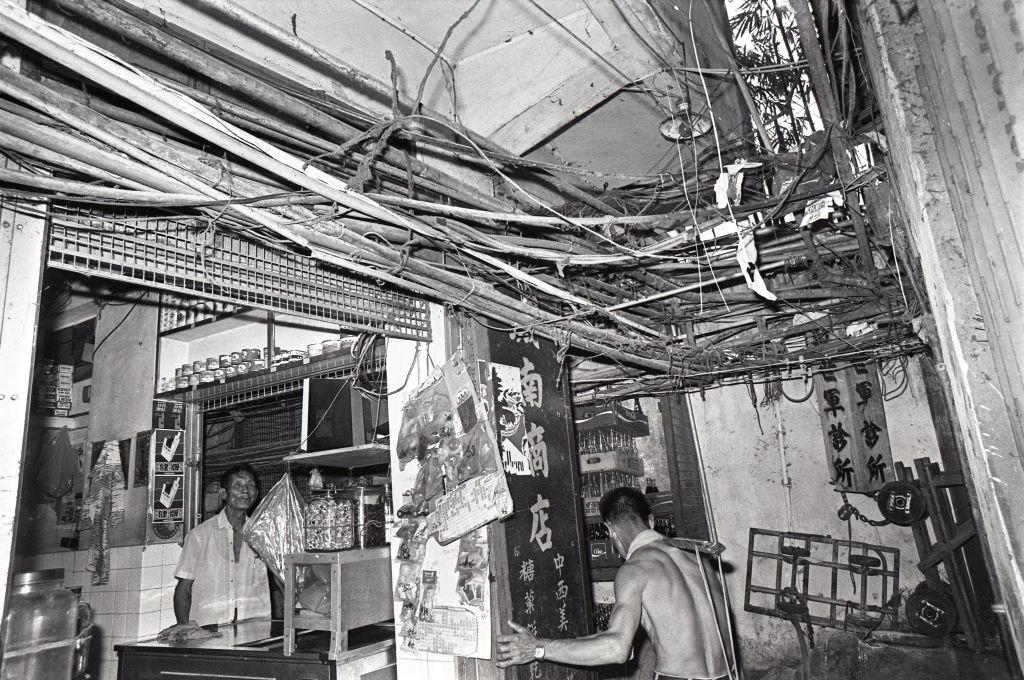 Dois homens no interior de uma loja em Kowloon.