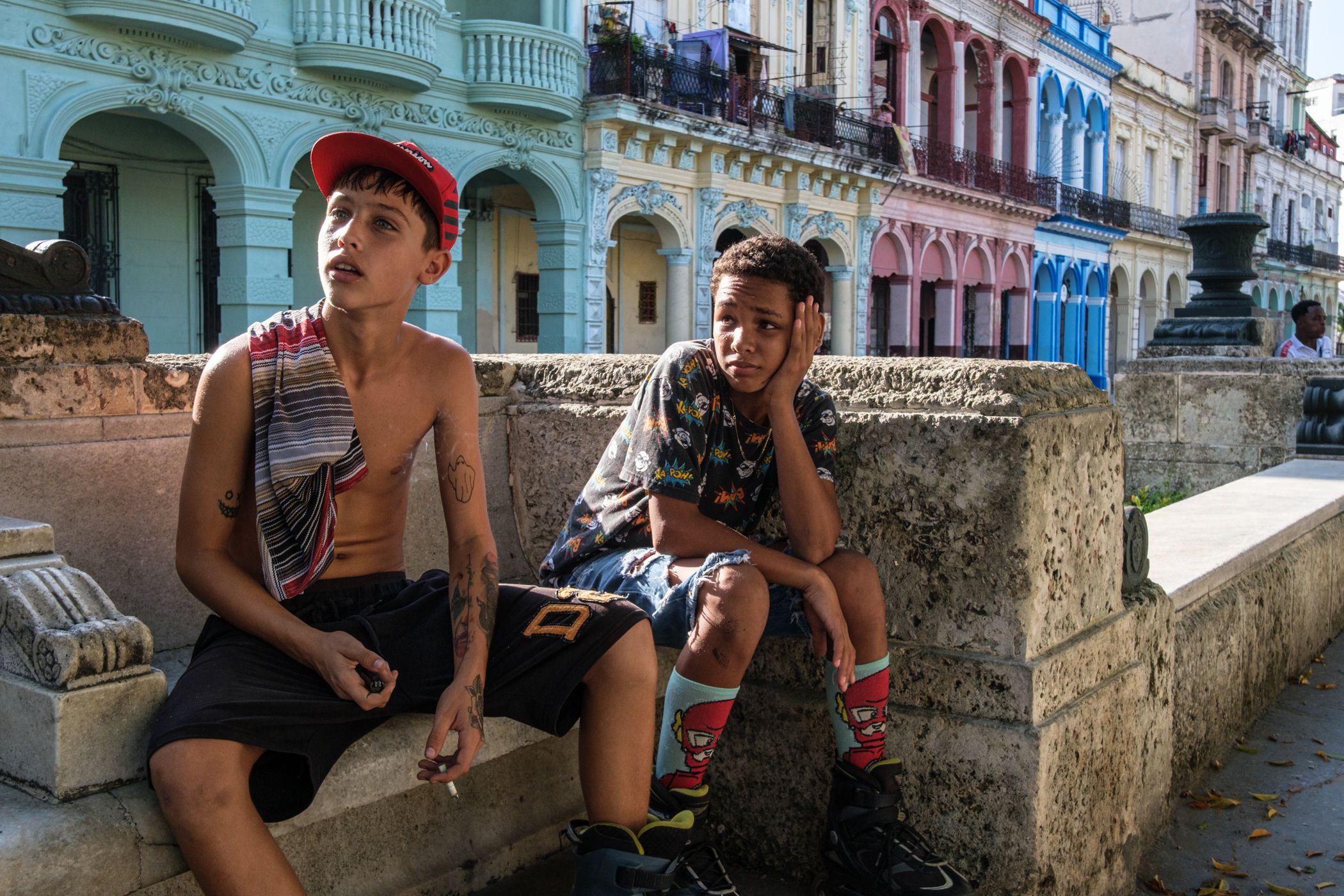 Un niño fuma un cigarrillo junto a su amigo en La Habana. Cuba tiene una alta tasa de deserción escolar, sobre todo en las zonas rurales.