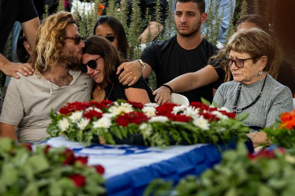 Familiares de víctimas del ataque de Hamás en un entierro.