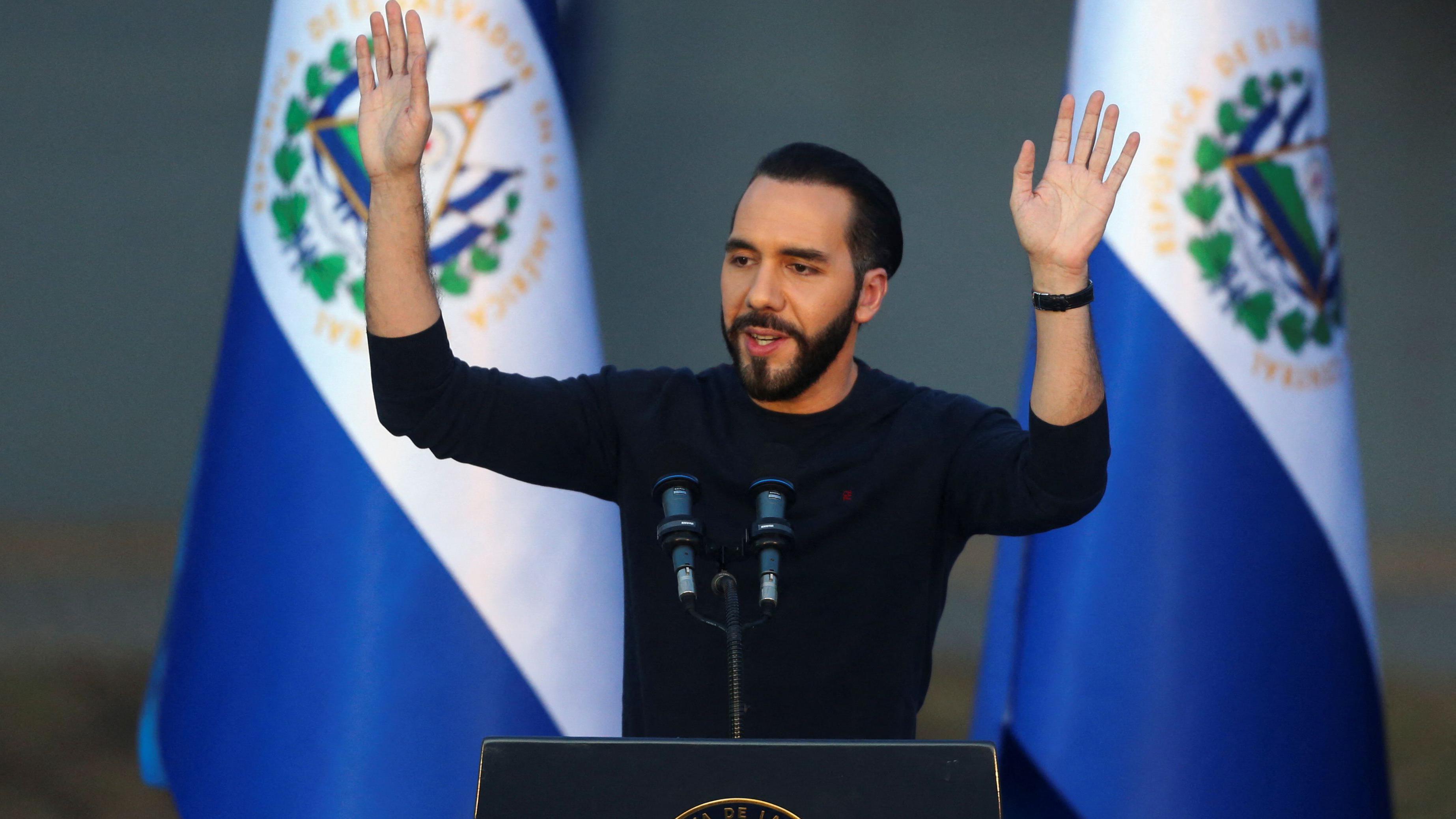 Nayib Bukele acenando do púlpito.