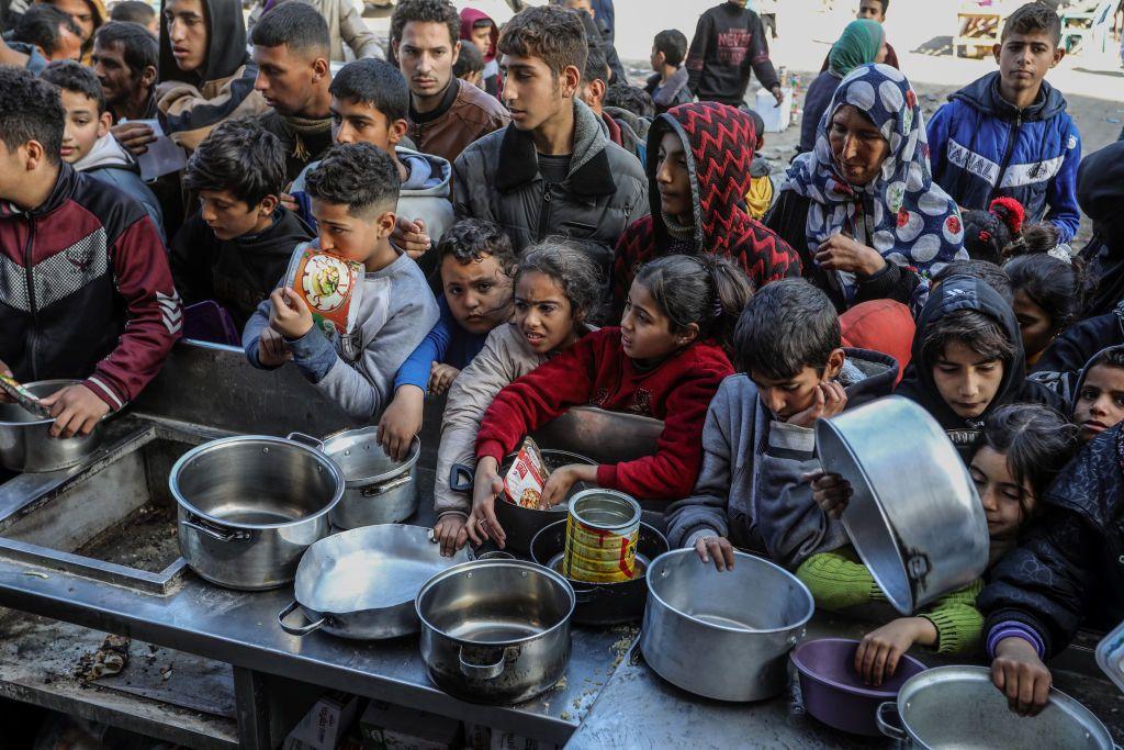 Niños y jóvenes esperando comida en Gaza