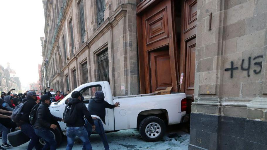 Manifestantes intentan entrar a Palacio Nacional