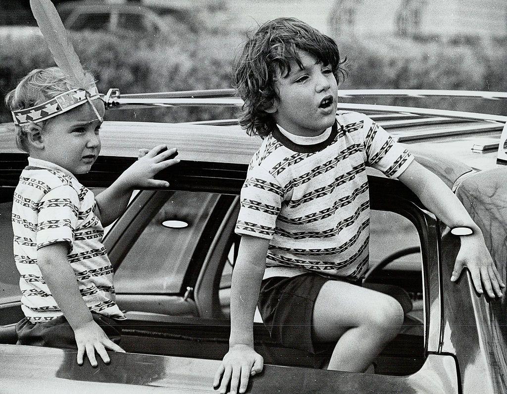 Justin Trudeau (derecha) en su niñez.
