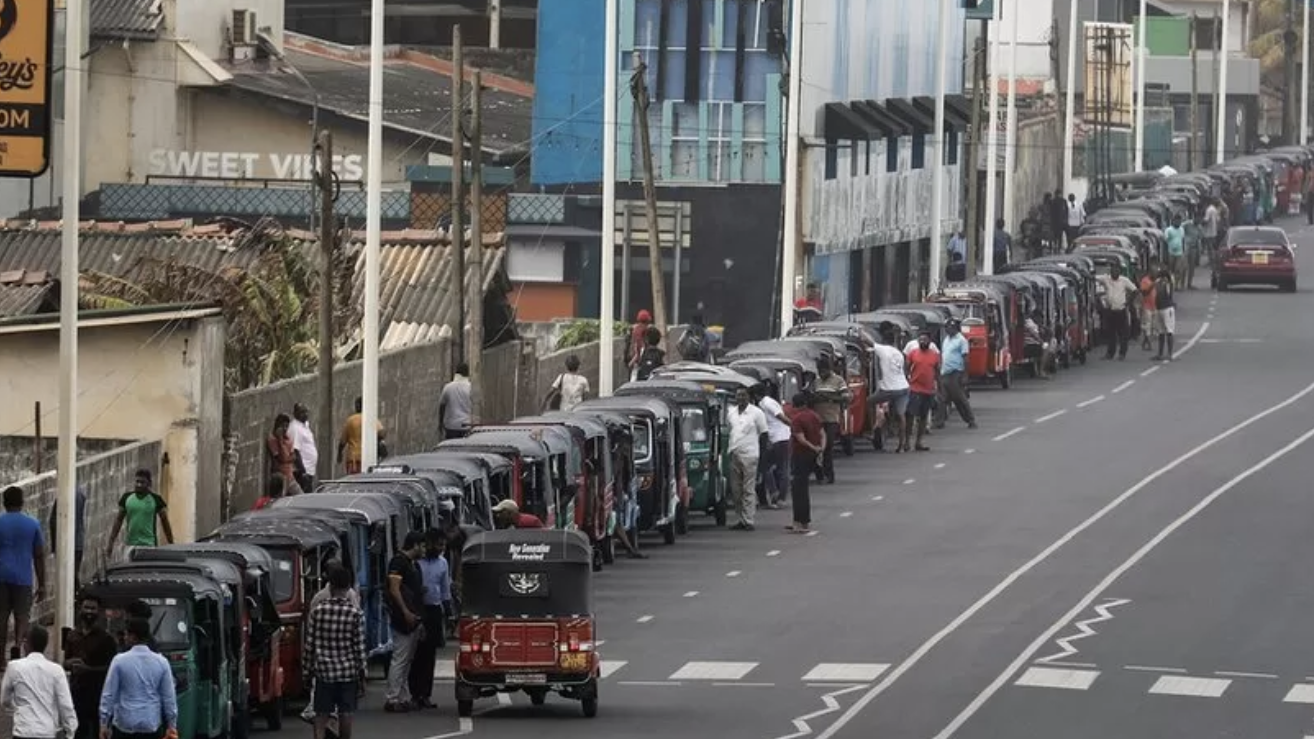 Geçen Temmuz ayında benzin kıtlığını gösteren kuyruklar