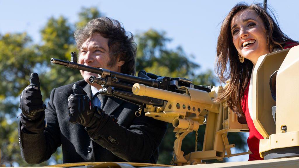 Javier Milei y la vicepresidenta Victoria Villarruel a bordo de un tanque, durante el desfile militar por el Día de la Independencia