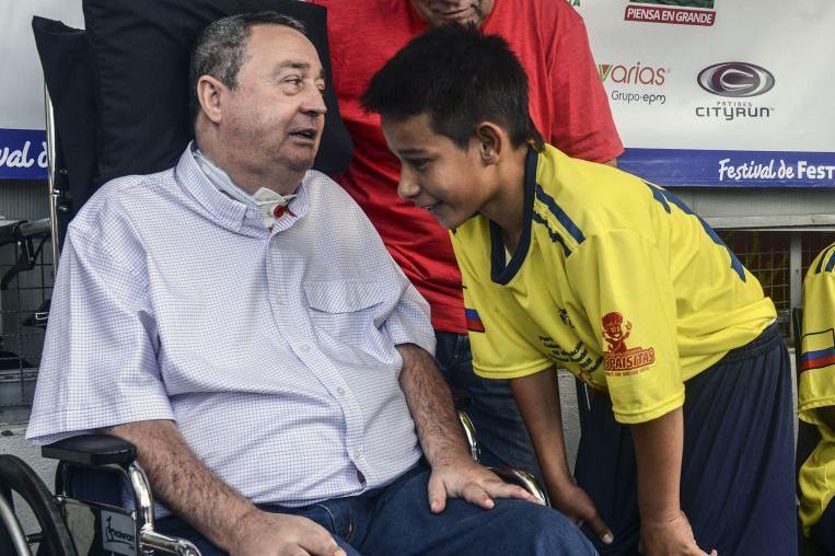 Luis Fernando Montoya habla con niños