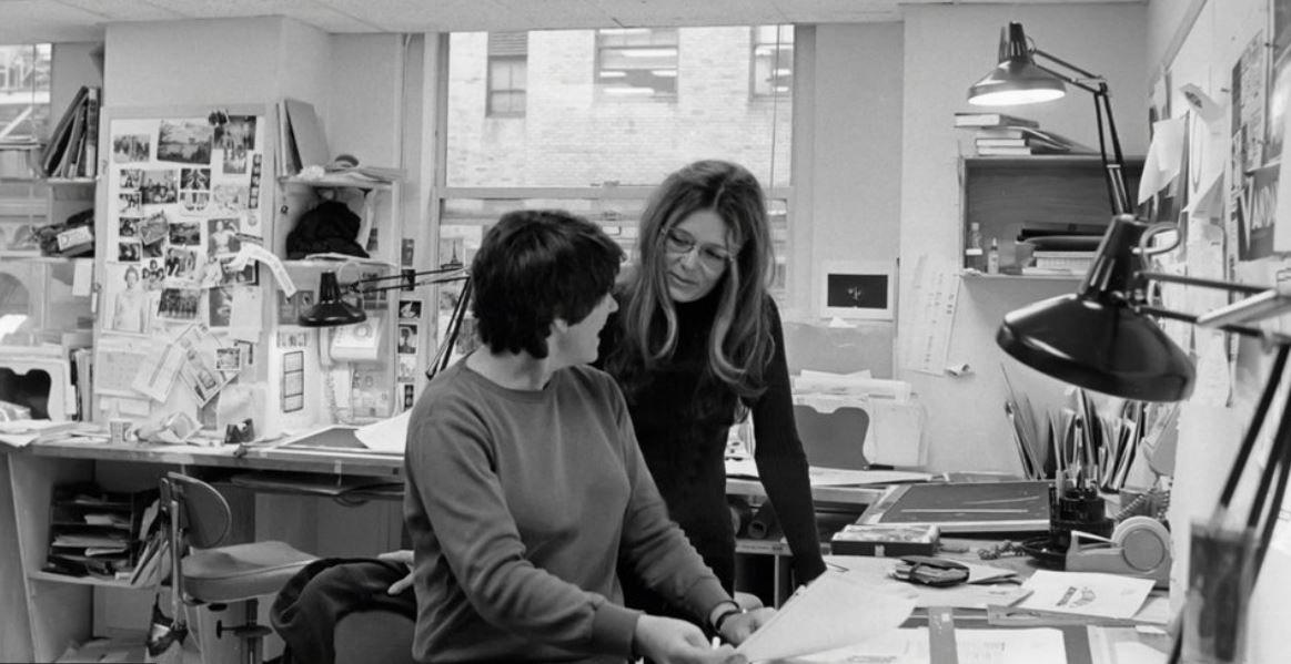 Gloria Steinem en un despacho con otra persona