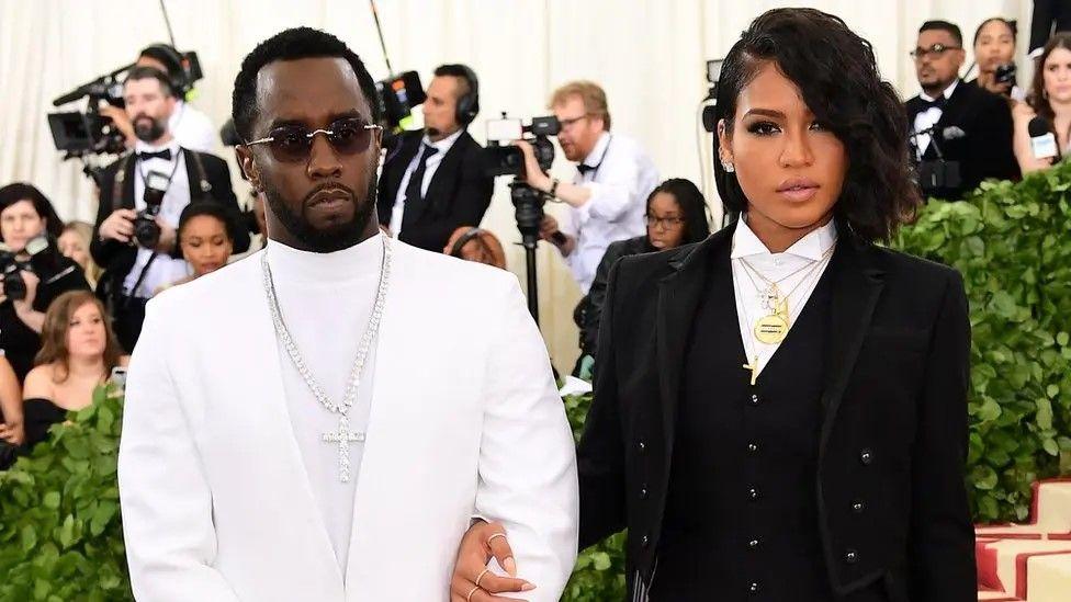 Sean Combs e Cassie Ventura juntos em evento, posando para fotógrafos