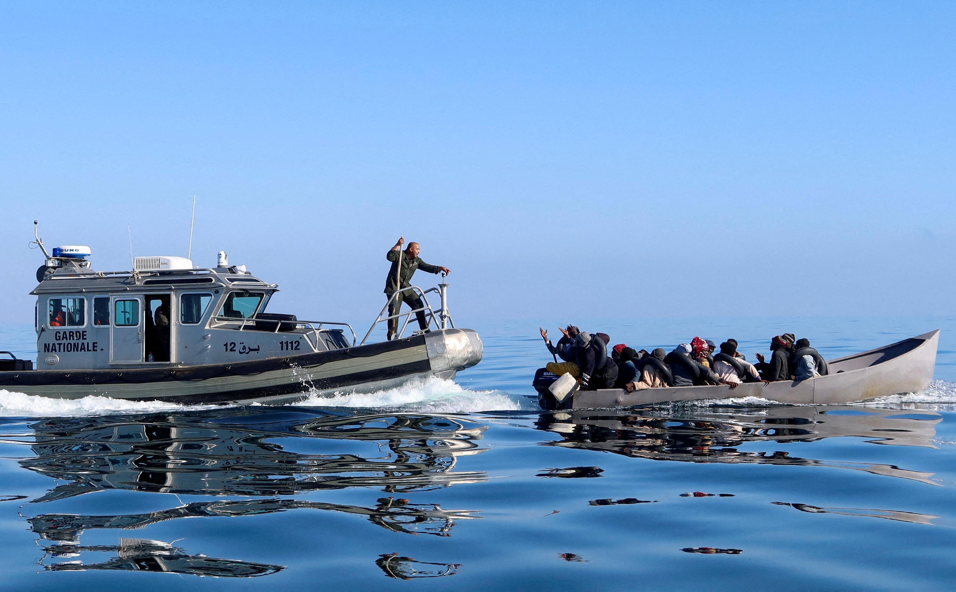 خفر السواحل التونسي يحاولون منع المهاجرين في البحر أثناء محاولتهم العبور إلى إيطاليا قبالة الساحل في صفاقس بتونس.