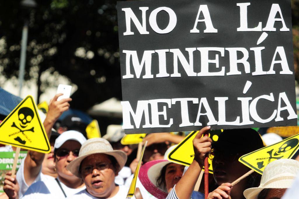 Protesta contra la minería metálica en San Salvador, El Salvador, en 2017.