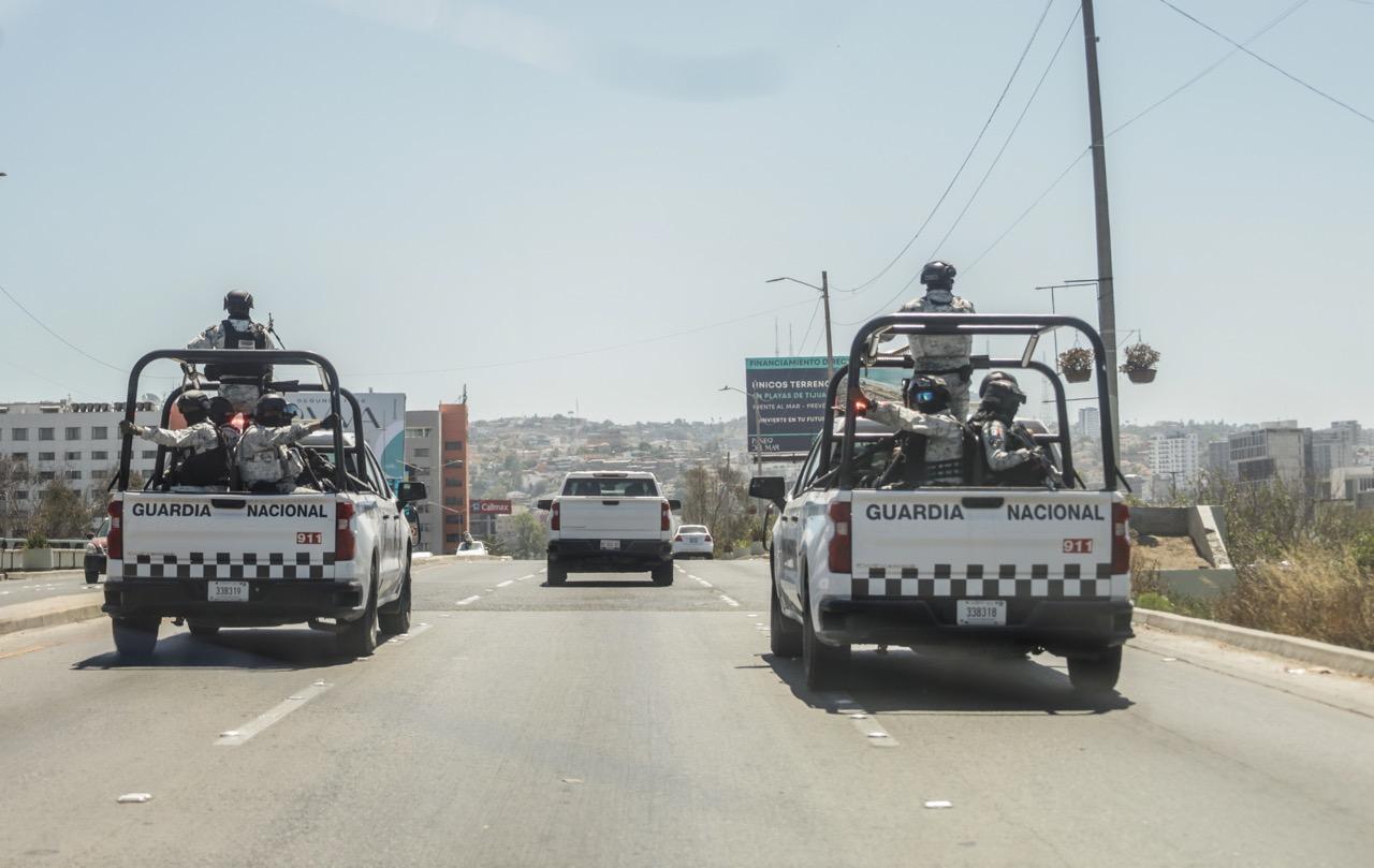 Dos pick-ups del convoy de seguridad de Montserrat Caballero, presidenta municipal de Tijuana, México, en agosto de 2023.