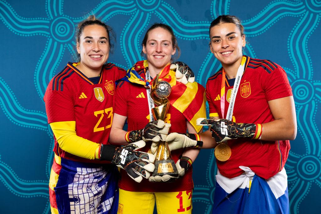 Cata Coll, Enith Salon y Misa Rodriguez con la copa del Mundial Femenino 2023. 
