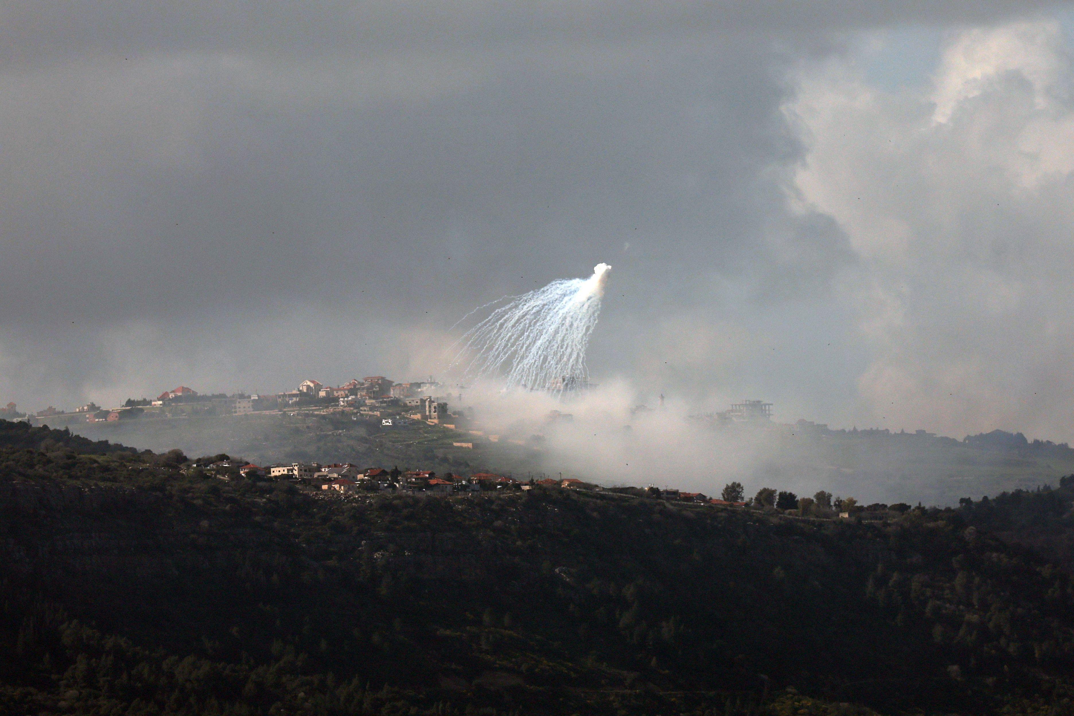 دخان يتصاعد من الحدود اللبنانية الإسرائيلية بسبب استمرار القصف المتبادل