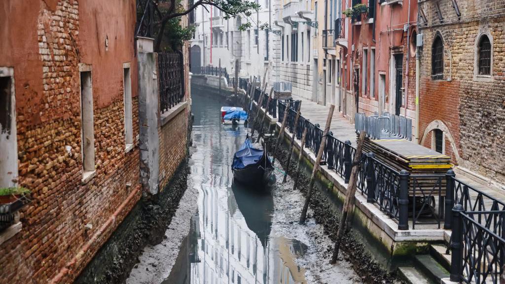 Kekeringan di Venesia kemungkinan disebabkan oleh beberapa faktor di antaranya sistem tekanan tinggi, bulan purnama, arus surut, dan kurangnya hujan. 
