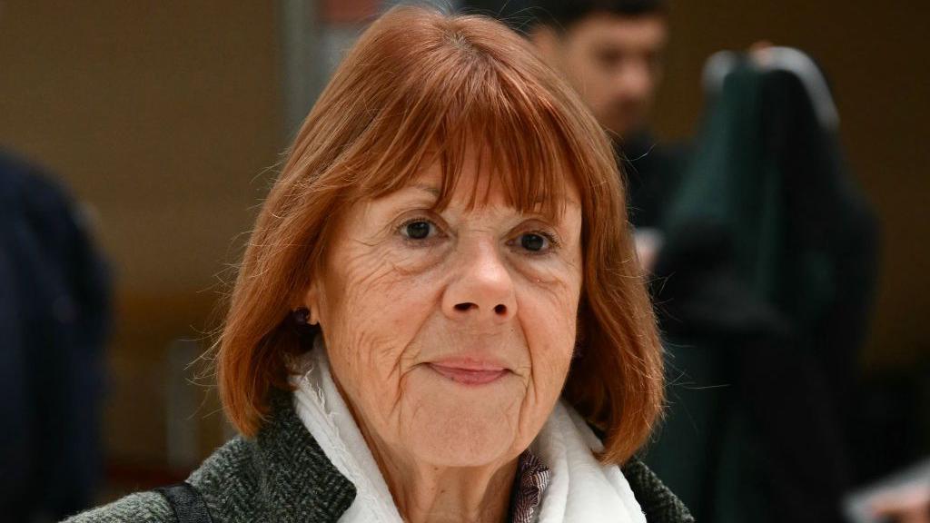 Gisèle Pelicot llega al juzgado de Aviñón para el juicio de su expareja, Dominique Pelicot, acusado de drogarla durante casi diez años e invitar a desconocidos a violarla en su casa de Mazan, una pequeña ciudad del sur de Francia, en Aviñón, el 10 de octubre de 2024.