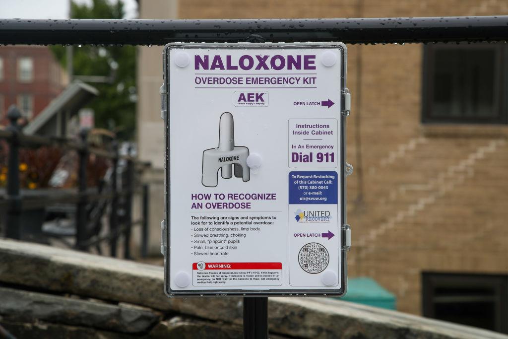 Un letrero que enseña a usar Naxalona en EE.UU.