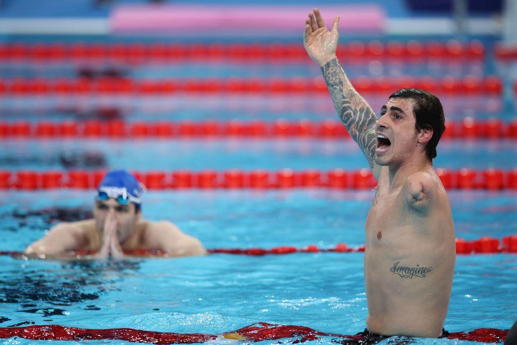 El nadador brasileño Talisson Glock festeja su oro en 400 metros masculino estilo libre, categoría S6.