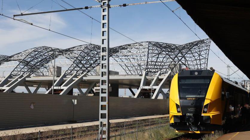 Un tren, junto a la estación del ferrocarril de alta velocidad que se construye en Riga, Letonia. 