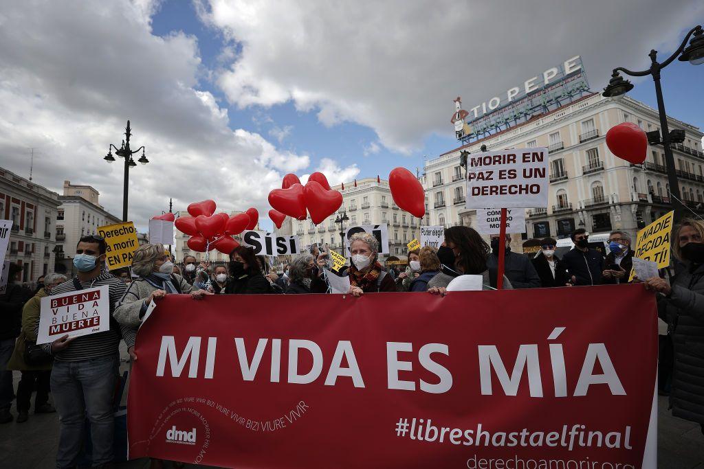 Um grupo de pessoas reúne-se para apoiar a lei elaborada por iniciativa do governo de coligação de esquerda e que legalizou a eutanásia em Madri, Espanha, em 18 de março de 2021.