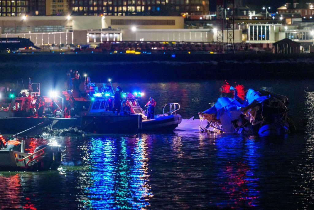 Restos del avión sinestrado en las aguas del río Potomac