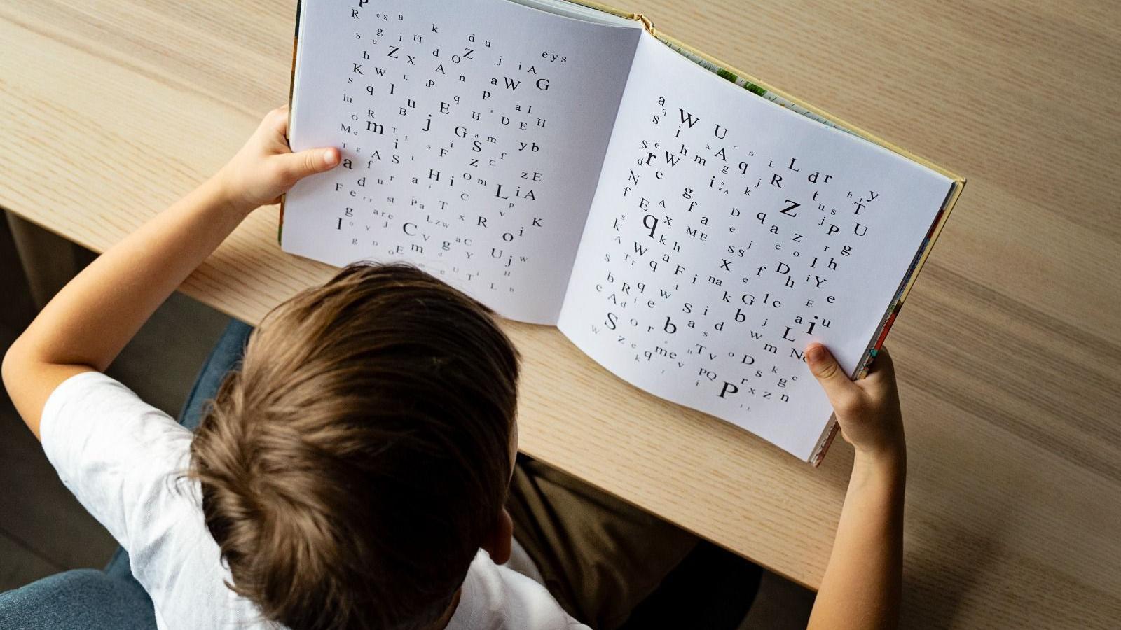 Criança lendo um livro