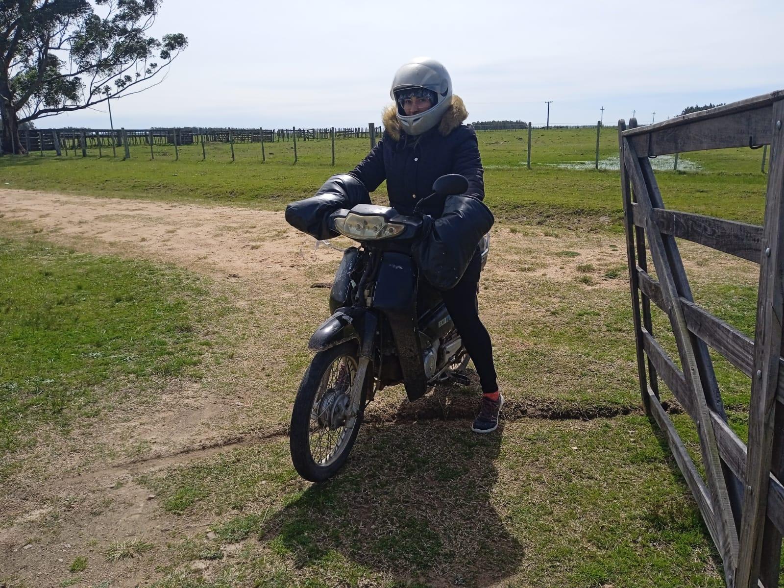 María al volante de la Eco, la moto que le permite llegar hasta la escuela a diario.
