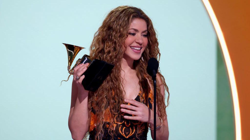 Shakira recibe el Grammy a mejor álbum latino tropical