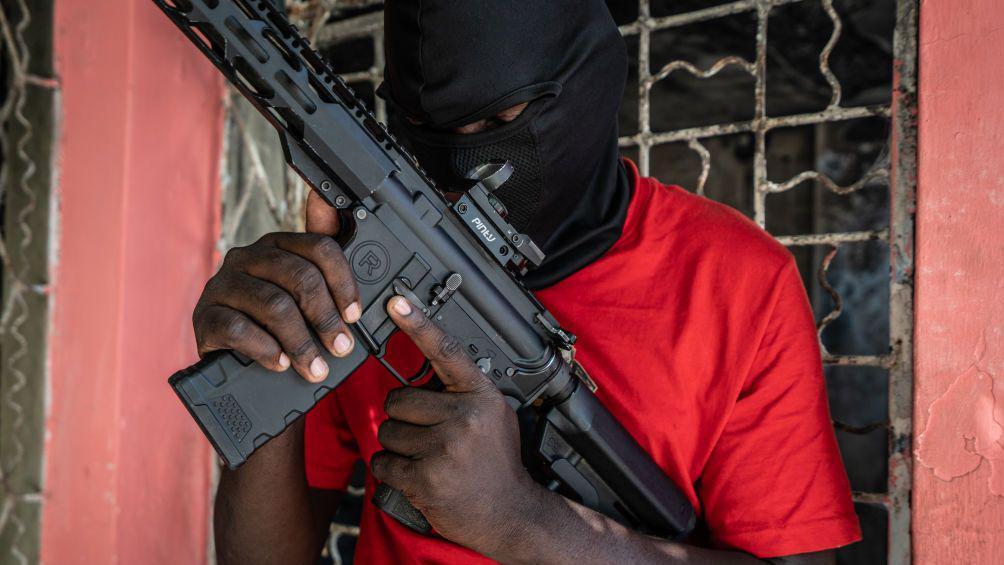 Encapuchado con un arma de asalto en Haití