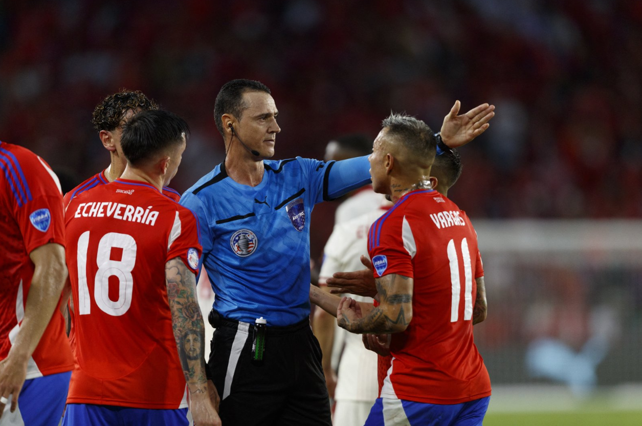 Jugadores de Chile protestan al árbitro