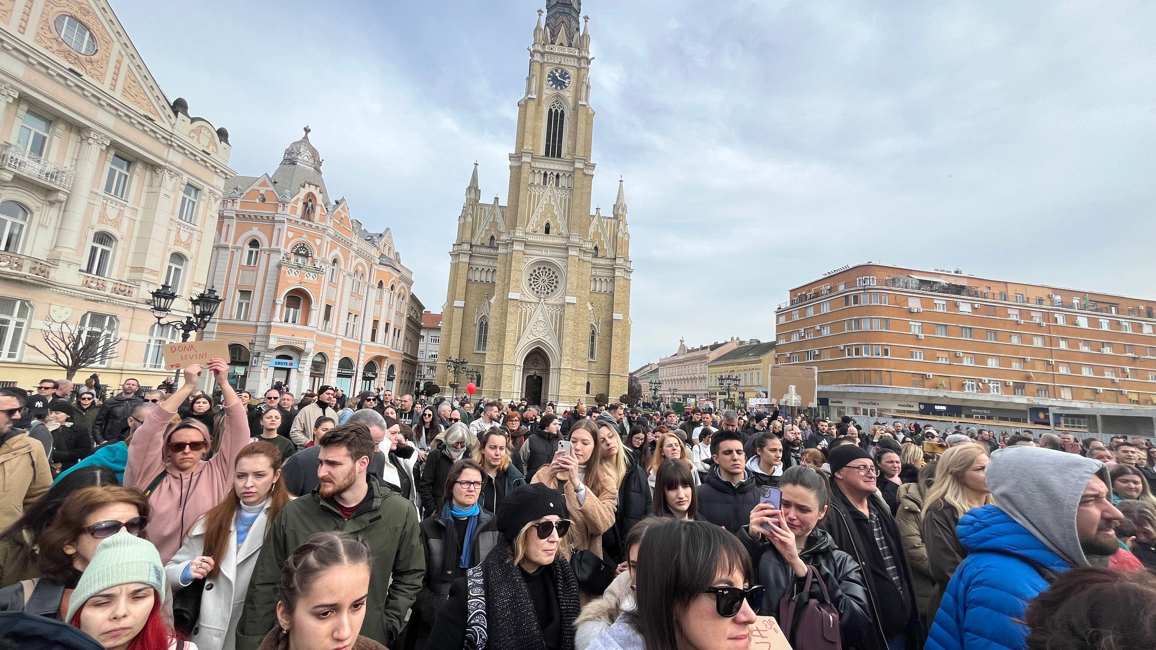 Gomila ljudi na trgu