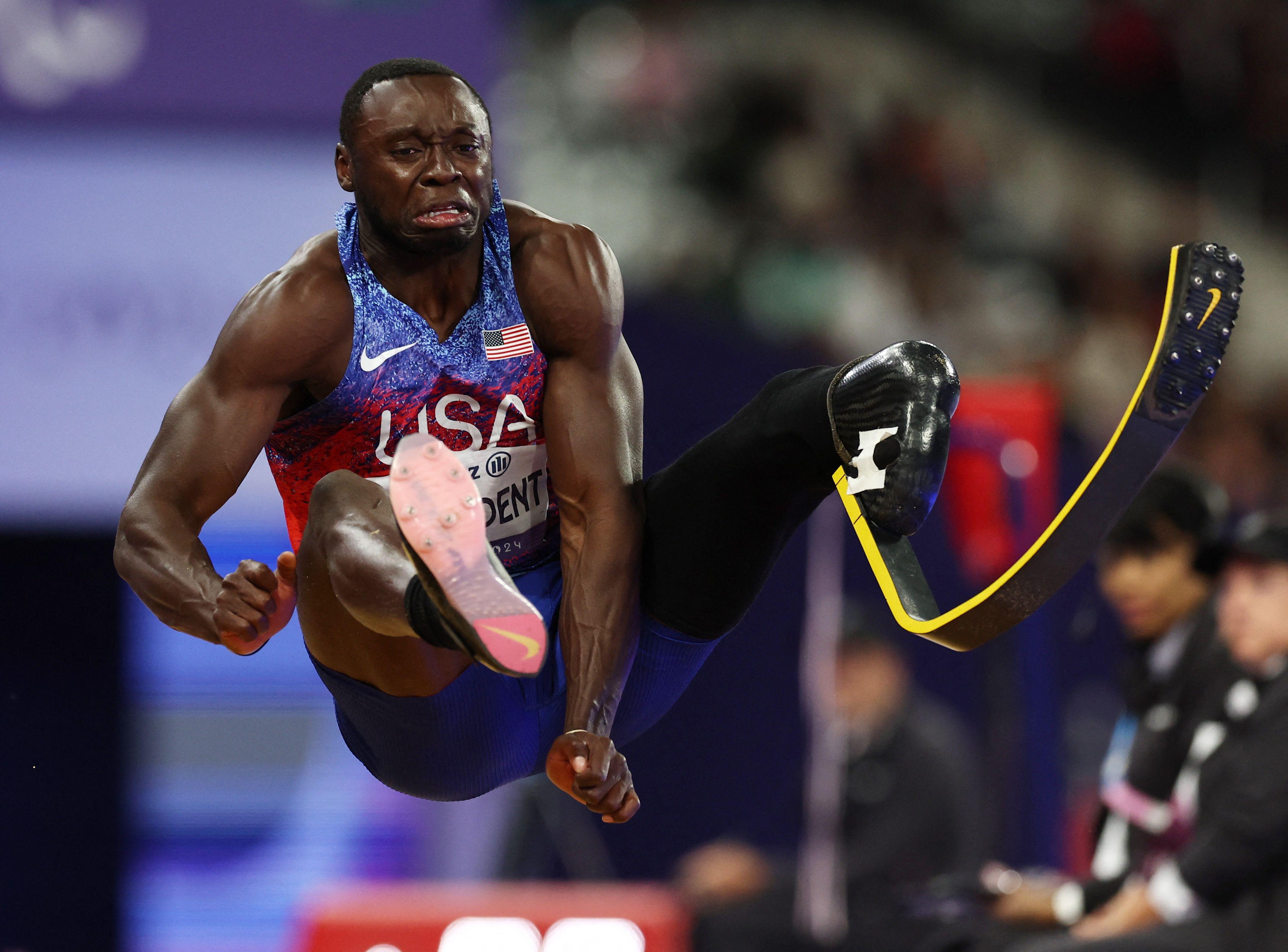 Atleta paralímpico com prótese em prova de salto em distância nas Paraolimpíadas