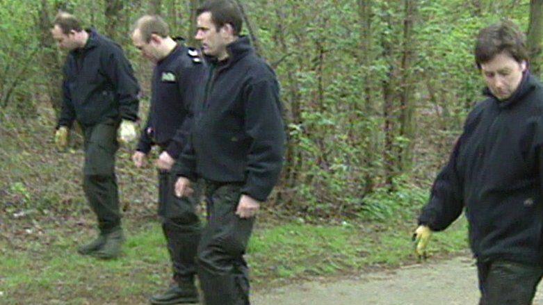 Polícia vasculha a floresta após a descoberta do bebê em 1998