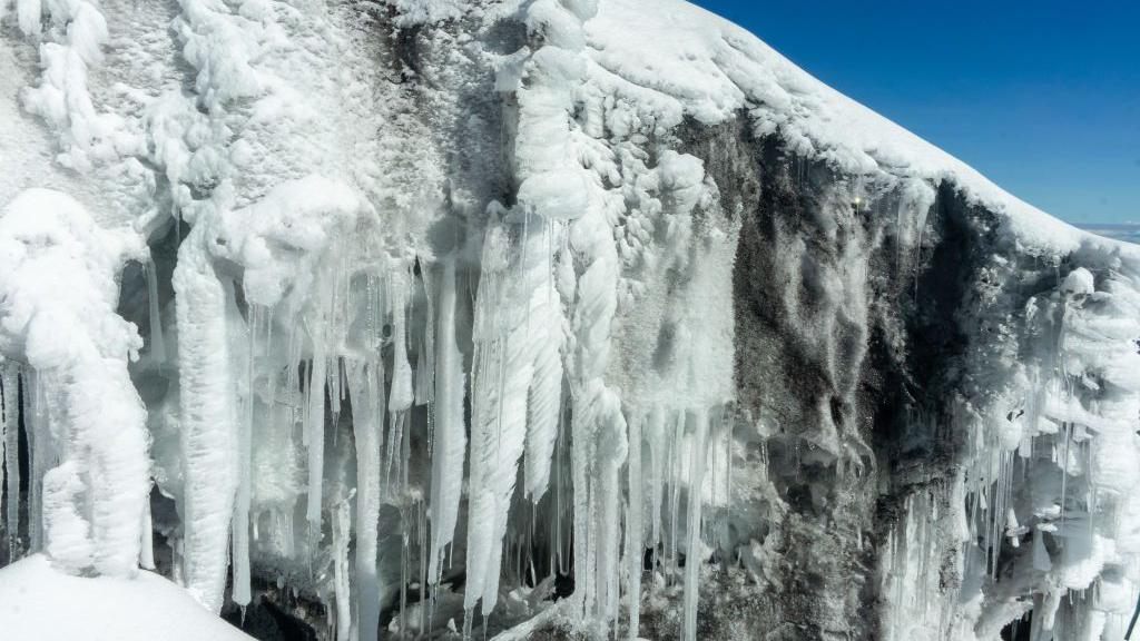 Gletser gunung berapi Cotopaxi di Ekuador mencair. Hingga saat ini, 45% permukaan gletsernya telah hilang.