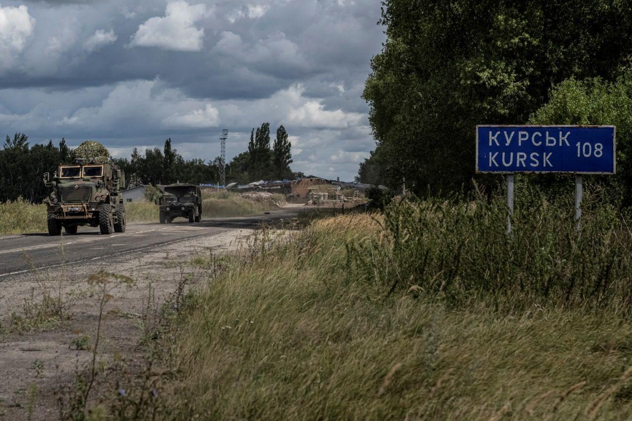 Militares ucranianos viajam em veículos militares, na fronteira com a Rússia, em meio ao ataque russo à Ucrânia, na região de Sumy