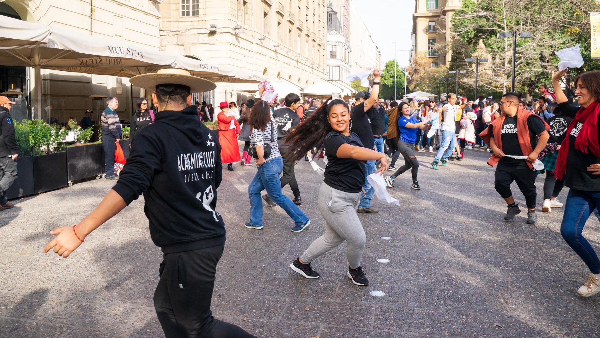 Chilenos bailan cueca en la ciudad para celebrar las Fiestas Patrias.