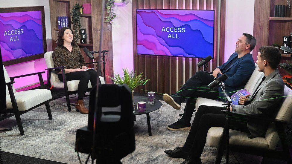 جيمس ومايكل أوين في مقابلة مع مذيعة بي بي سي، إيما تريسي 
