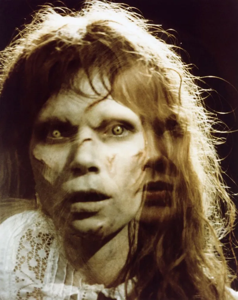 Cena do filme O Exorcista com Linda Blair como Regan