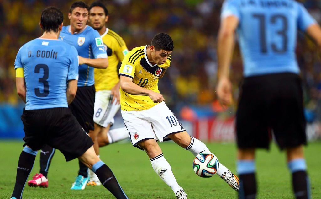 James Rodríguez dispara al marco de Uruguay en el Mundial 2014