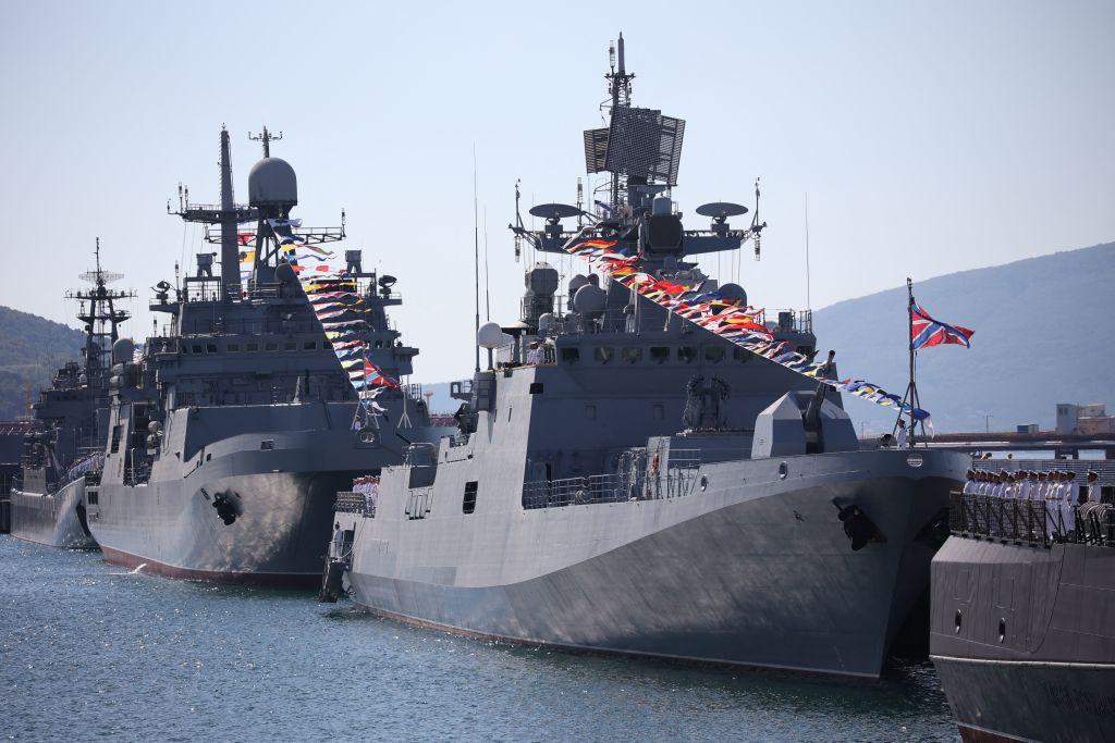 السفن الحربية الروسية في أسطول البحر الأسود تشارك في احتفالات "يوم البحرية" في روسيا.