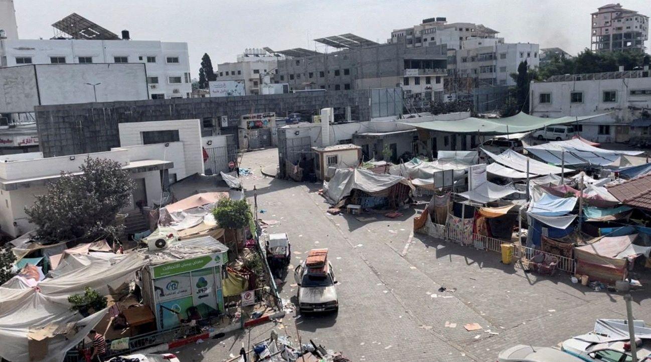 Tendas e abrigos usados por palestinos deslocados no pátio do Hospital Al Shifa, na cidade de Gaza, em 12 de novembro de 2023