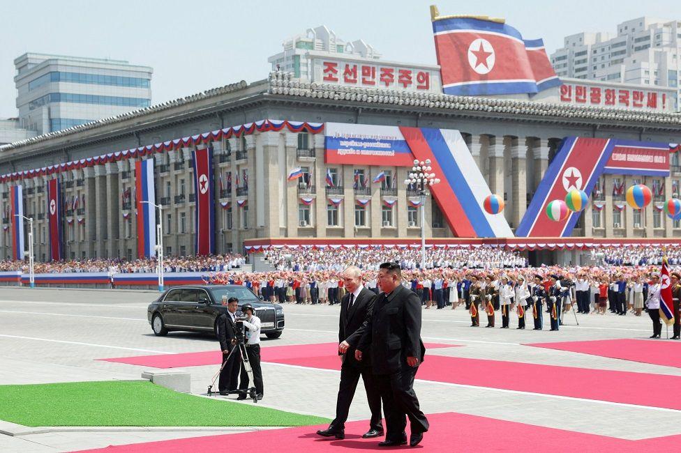 Vladimir Putin, presidente de Rusia, camina al lado de su homólogo de Corea del Norte, Kim Jong-un