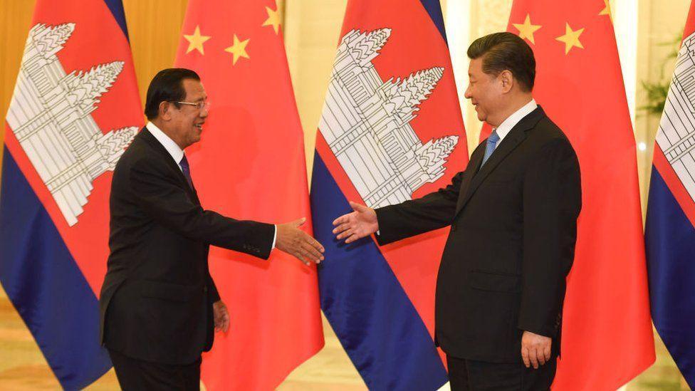 El ex primer ministro camboyano Hun Sen saluda al líder chino Xi Jinping